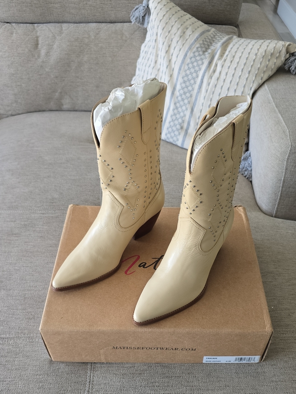 Matisse Cream Studded Pointed-Toe Western Boots 8.5